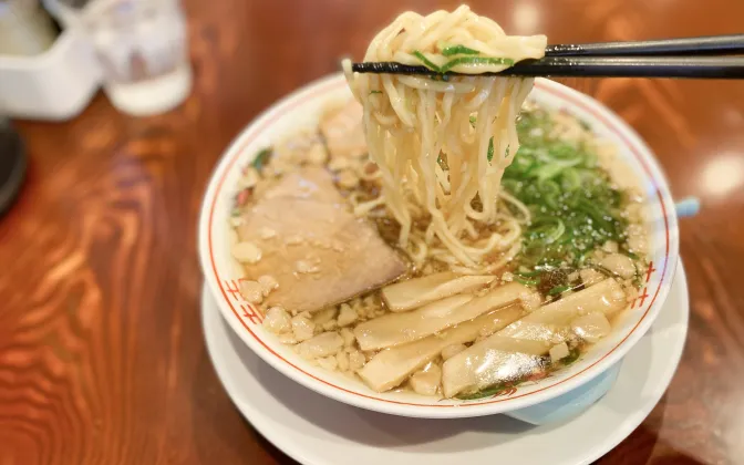 箸ですくい上げている尾道ラーメンの写真