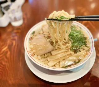 箸ですくい上げている尾道ラーメンの写真