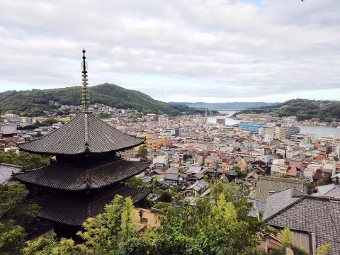 天寧寺 雲海塔と共に広がる尾道の住宅街と空の写真